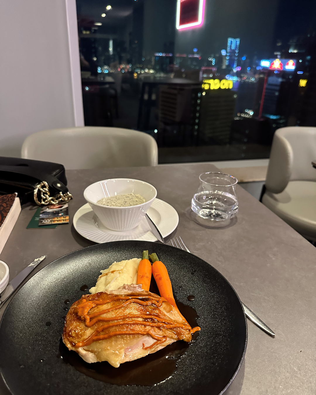 Motto by Hilton Hong Kong SoHo Hotel